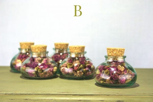 Droogbloemen in glas buikflesje