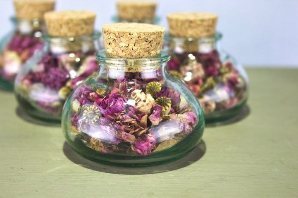 Gedroogde bloemen in stop flesje glas