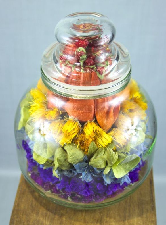 Regenboog droogbloemen in glas van boven