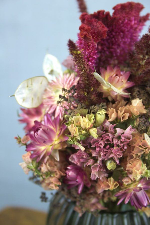 Close-up droogbloemen boeketje roze pluimpapaver