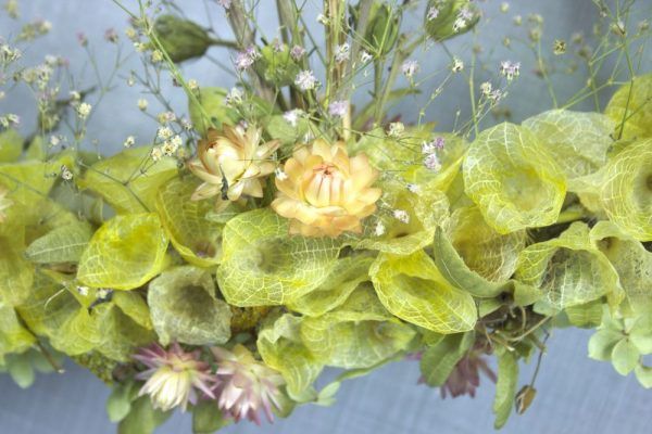 XL droogbloemen krans pastelkleuren close-up klokken van Ierland