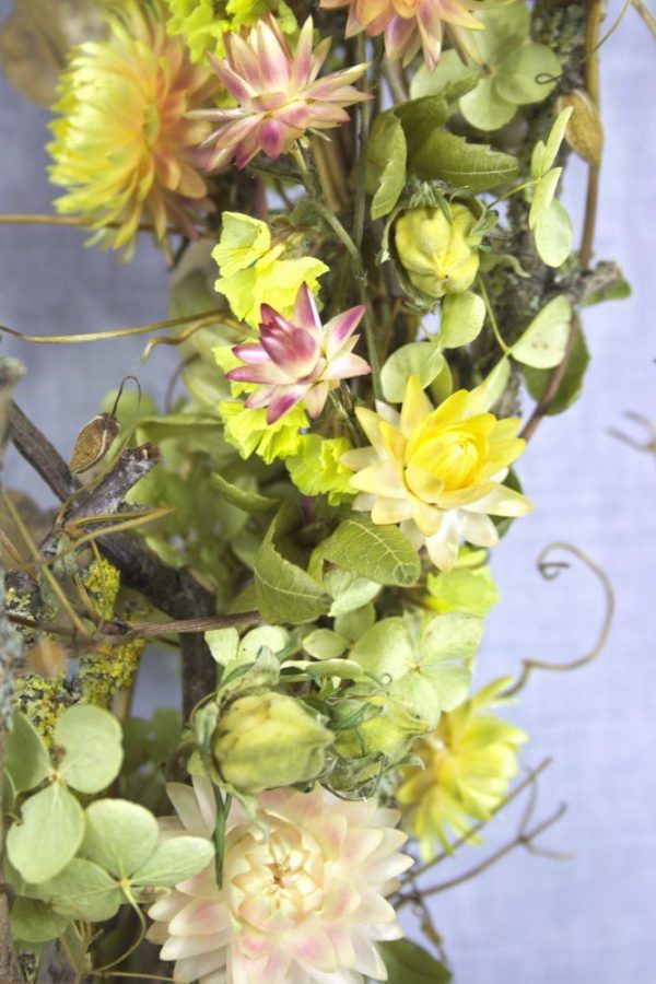 XL droogbloemen krans pastelkleuren close-up