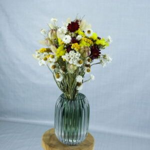 Droogbloemen boeketje geel-wit-rood in glazen vaasje