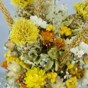 Close-up droogbloemen boeketje gele korenbloem & lamsoor
