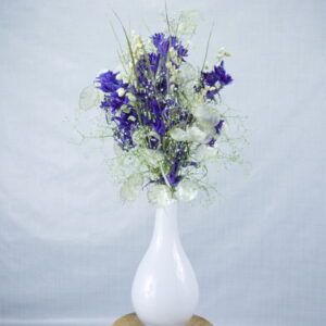 Melkglazen vaas met droogbloemen boeketje “blauwe ridderspoor”